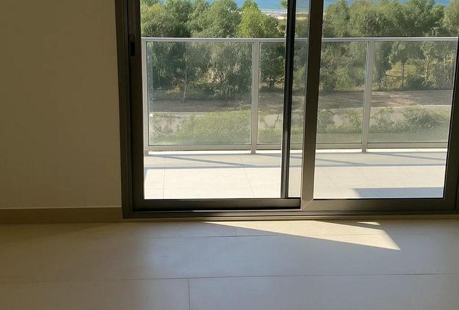شقة متشطبة للبيع بالتكيفات في امواج الساحل