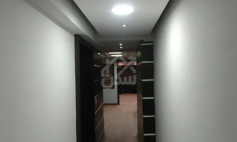 مقر اداري للبيع بالمهندسين في موقع ممتاز علي الشارع الرئيسي بين جامعة الدول العربية وميدان لبنان